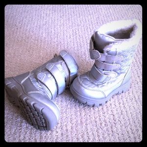 Adorable kids’ silver snow boots!